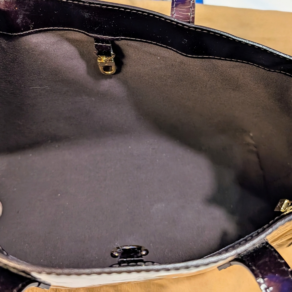 Louis Vuitton Wilshire PM Vernis Tote with Gold Hardware - Picture 9 of 16